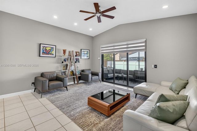 1603 E Harmony Lake Cir, Davie, FL 33324