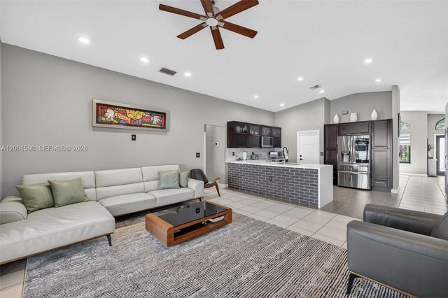 1603 E Harmony Lake Cir, Davie, FL 33324