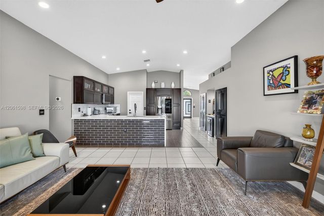1603 E Harmony Lake Cir, Davie, FL 33324