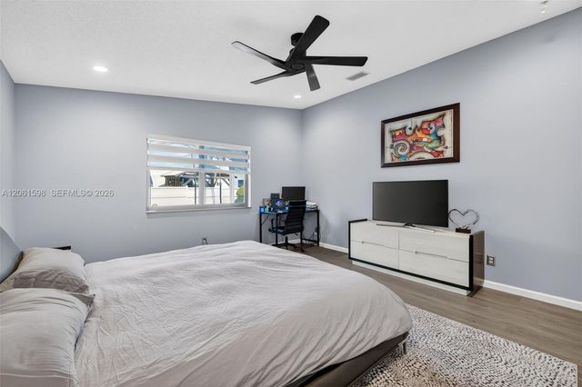 1603 E Harmony Lake Cir, Davie, FL 33324