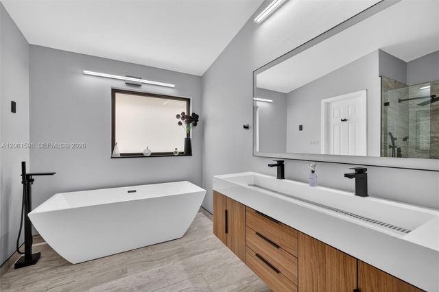 1603 E Harmony Lake Cir, Davie, FL 33324