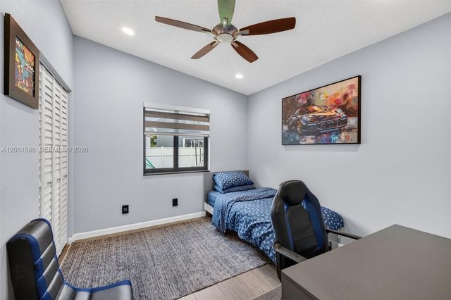 1603 E Harmony Lake Cir, Davie, FL 33324