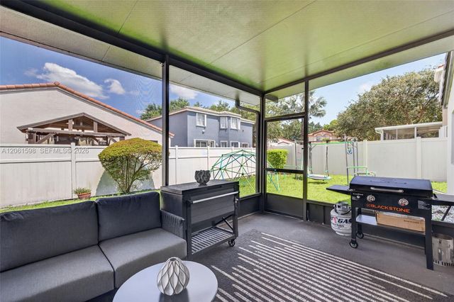 1603 E Harmony Lake Cir, Davie, FL 33324