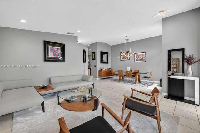 1603 E Harmony Lake Cir, Davie, FL 33324