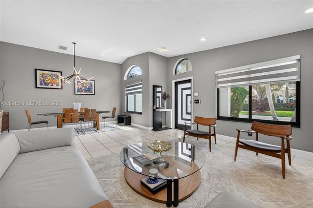 1603 E Harmony Lake Cir, Davie, FL 33324