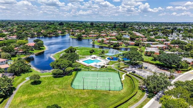 1603 E Harmony Lake Cir, Davie, FL 33324