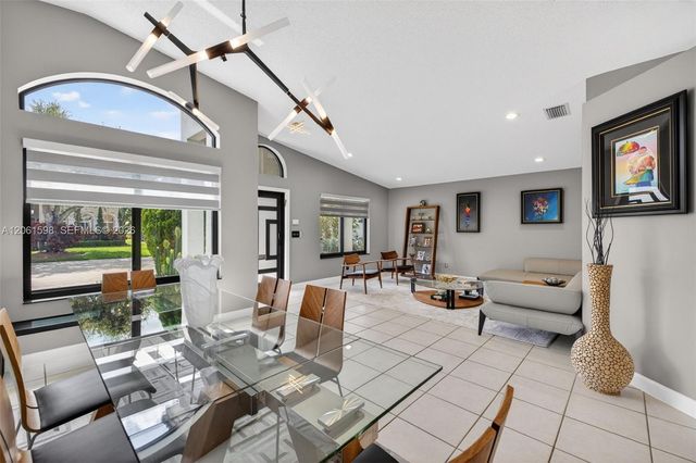 1603 E Harmony Lake Cir, Davie, FL 33324
