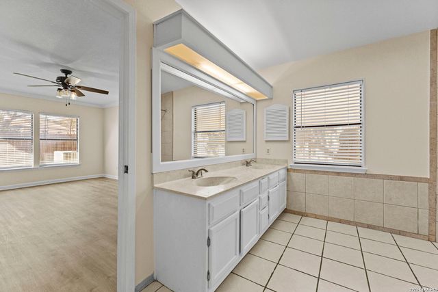 8514 Oak Fence, San Antonio, TX 78251