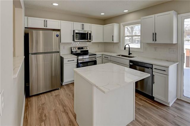 208 NE 80TH Street, Kansas City, MO 64118