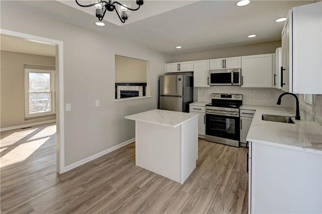 208 NE 80TH Street, Kansas City, MO 64118