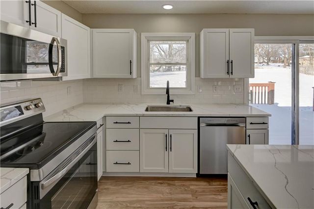 208 NE 80TH Street, Kansas City, MO 64118