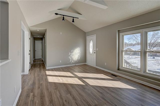 208 NE 80TH Street, Kansas City, MO 64118