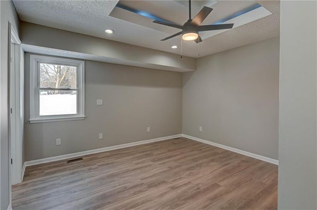 208 NE 80TH Street, Kansas City, MO 64118