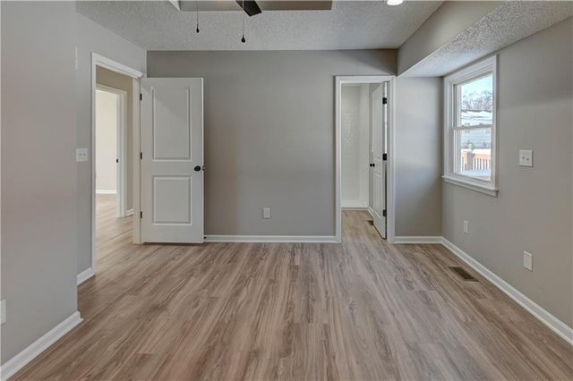 208 NE 80TH Street, Kansas City, MO 64118