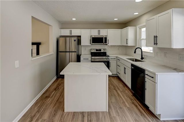 208 NE 80TH Street, Kansas City, MO 64118