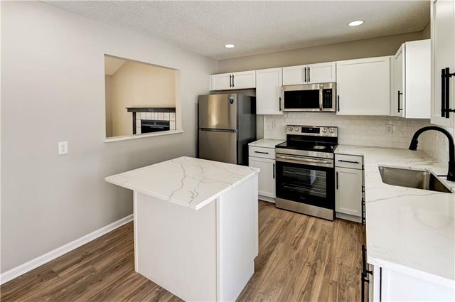 208 NE 80TH Street, Kansas City, MO 64118