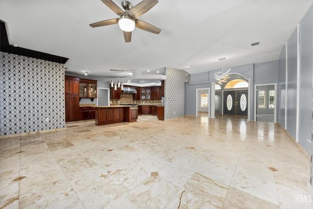 8119 Willoughby Court, Bakersfield, CA 93313