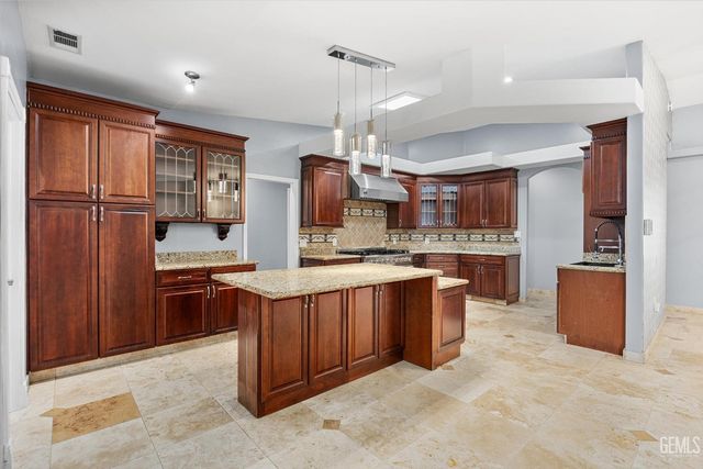 8119 Willoughby Court, Bakersfield, CA 93313