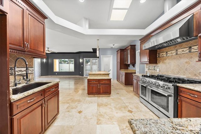 8119 Willoughby Court, Bakersfield, CA 93313