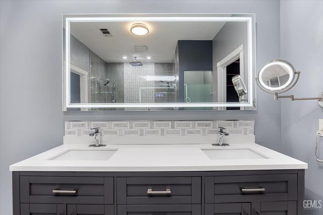 8119 Willoughby Court, Bakersfield, CA 93313