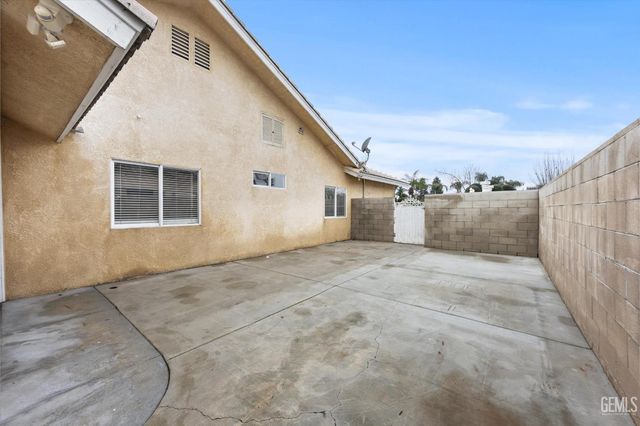 8119 Willoughby Court, Bakersfield, CA 93313