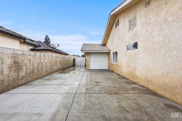8119 Willoughby Court, Bakersfield, CA 93313