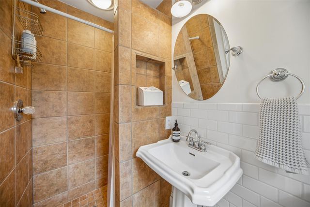 3300 Elmwood Drive, Des Moines, IA 50312