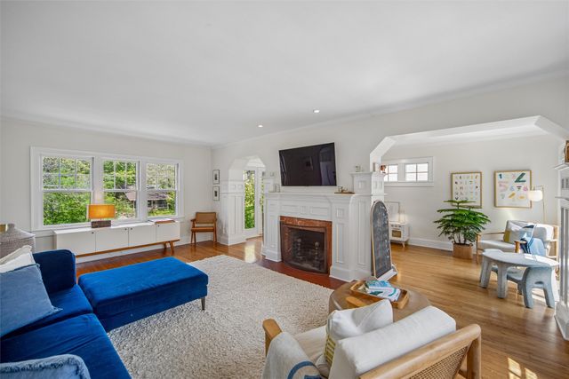 3300 Elmwood Drive, Des Moines, IA 50312