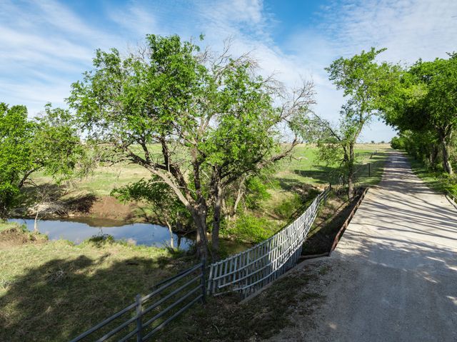 887 Hcr. 3110 N, Abbott, TX 76621