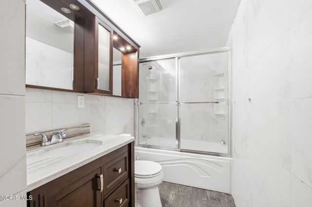 2160 Queensdale Court, Maumee, OH 43537