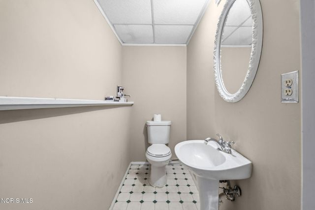 2160 Queensdale Court, Maumee, OH 43537