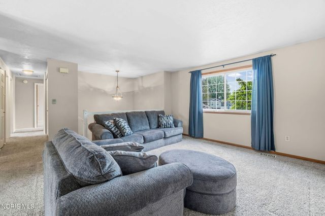 2160 Queensdale Court, Maumee, OH 43537