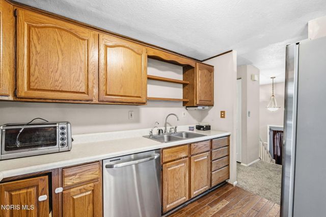 2160 Queensdale Court, Maumee, OH 43537