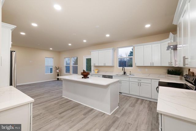 211 PRINCESS CAROLINE CT, Edinburg, VA 22824