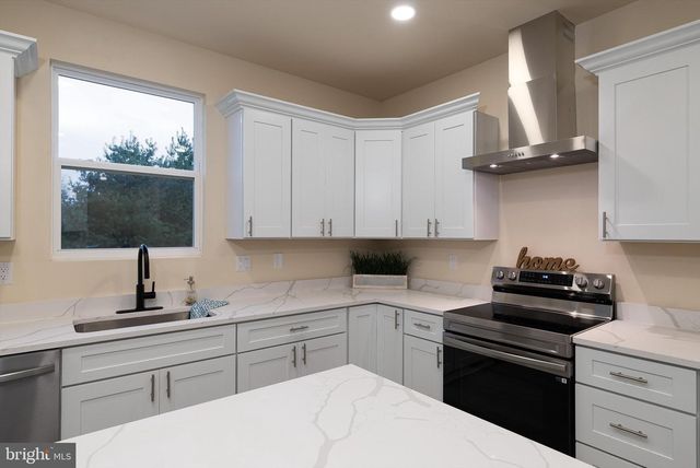 211 PRINCESS CAROLINE CT, Edinburg, VA 22824