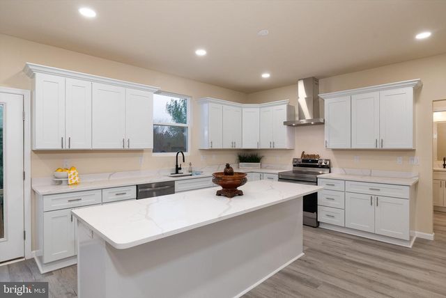 211 PRINCESS CAROLINE CT, Edinburg, VA 22824