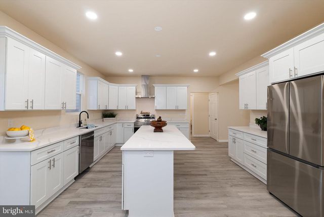 211 PRINCESS CAROLINE CT, Edinburg, VA 22824