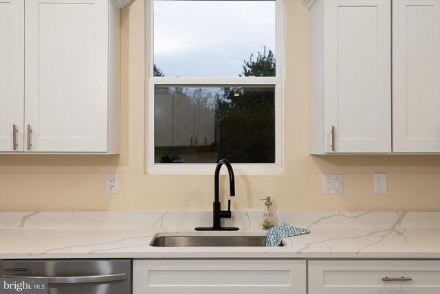 211 PRINCESS CAROLINE CT, Edinburg, VA 22824