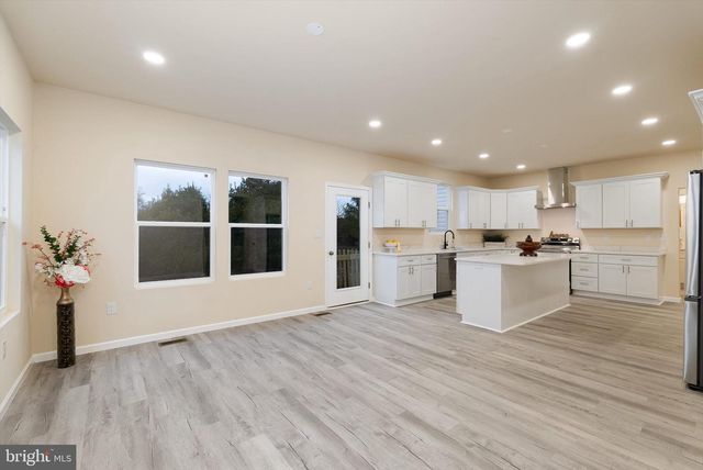 211 PRINCESS CAROLINE CT, Edinburg, VA 22824