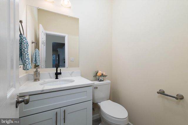 211 PRINCESS CAROLINE CT, Edinburg, VA 22824