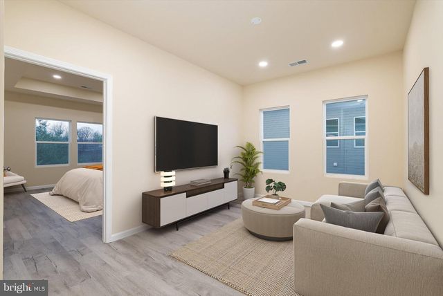 211 PRINCESS CAROLINE CT, Edinburg, VA 22824