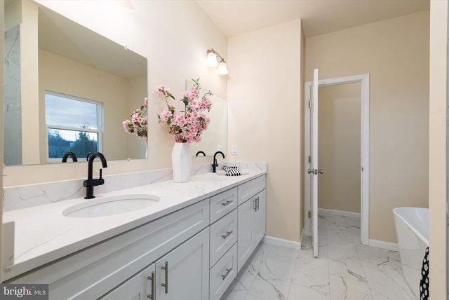 211 PRINCESS CAROLINE CT, Edinburg, VA 22824