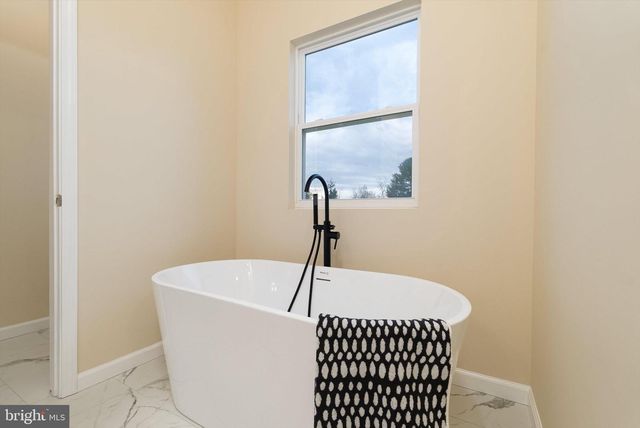 211 PRINCESS CAROLINE CT, Edinburg, VA 22824