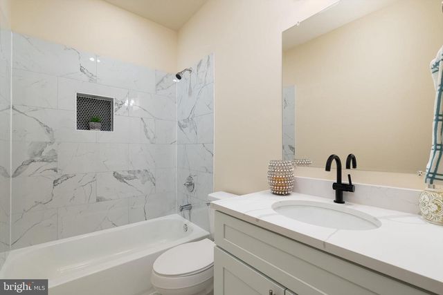 211 PRINCESS CAROLINE CT, Edinburg, VA 22824