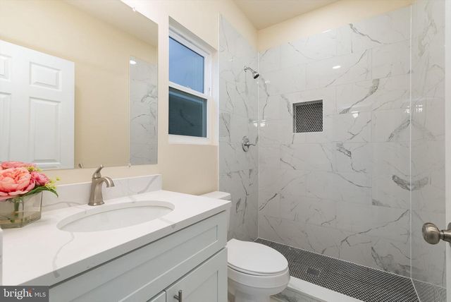 211 PRINCESS CAROLINE CT, Edinburg, VA 22824