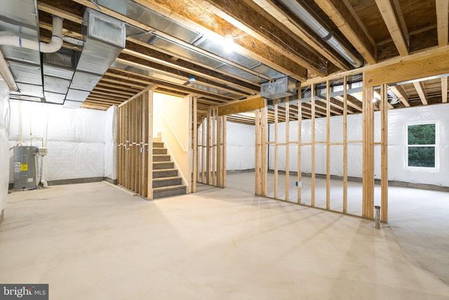 211 PRINCESS CAROLINE CT, Edinburg, VA 22824