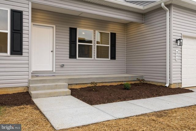 211 PRINCESS CAROLINE CT, Edinburg, VA 22824