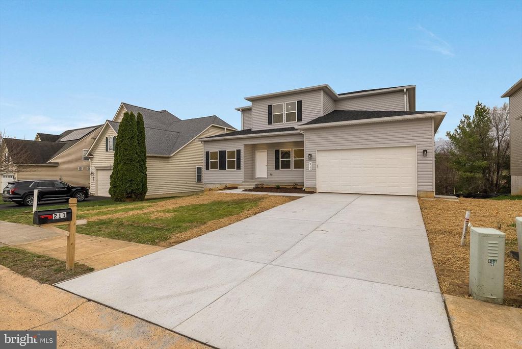 211 PRINCESS CAROLINE CT, Edinburg, VA 22824