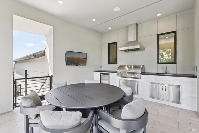 3758 Skyfarm Dr, Santa Rosa, CA 95403