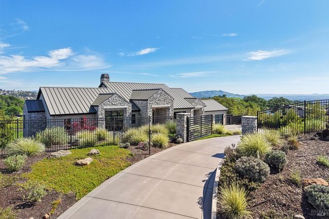 3758 Skyfarm Dr, Santa Rosa, CA 95403